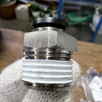 Đầu Nối Khí Thẳng Ren Ngoài Phi 10 mm - PT1/2 Đen Airtac PC1004D