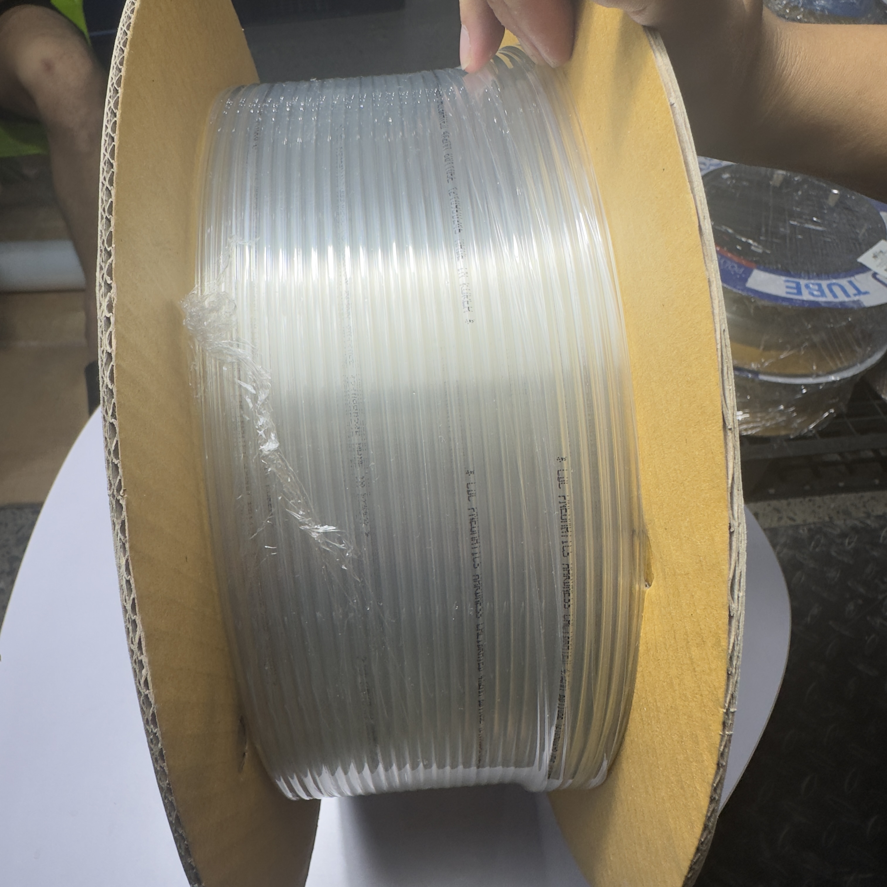 Hình ảnh cuộn Dây Hơi Ống Khí Nén CDC EPU màu trong suốt, thể hiện sự mềm dẻo và chất lượng của sản phẩm