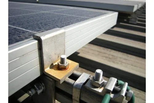 Ngành Năng lượng mặt trời (Solar): Cố định các chân đế, khung đỡ chịu tải của tấm pin lên các thanh ray chính, cần M12 chịu lực gió bão và Inox 304 chống ăn mòn ngoài trời.