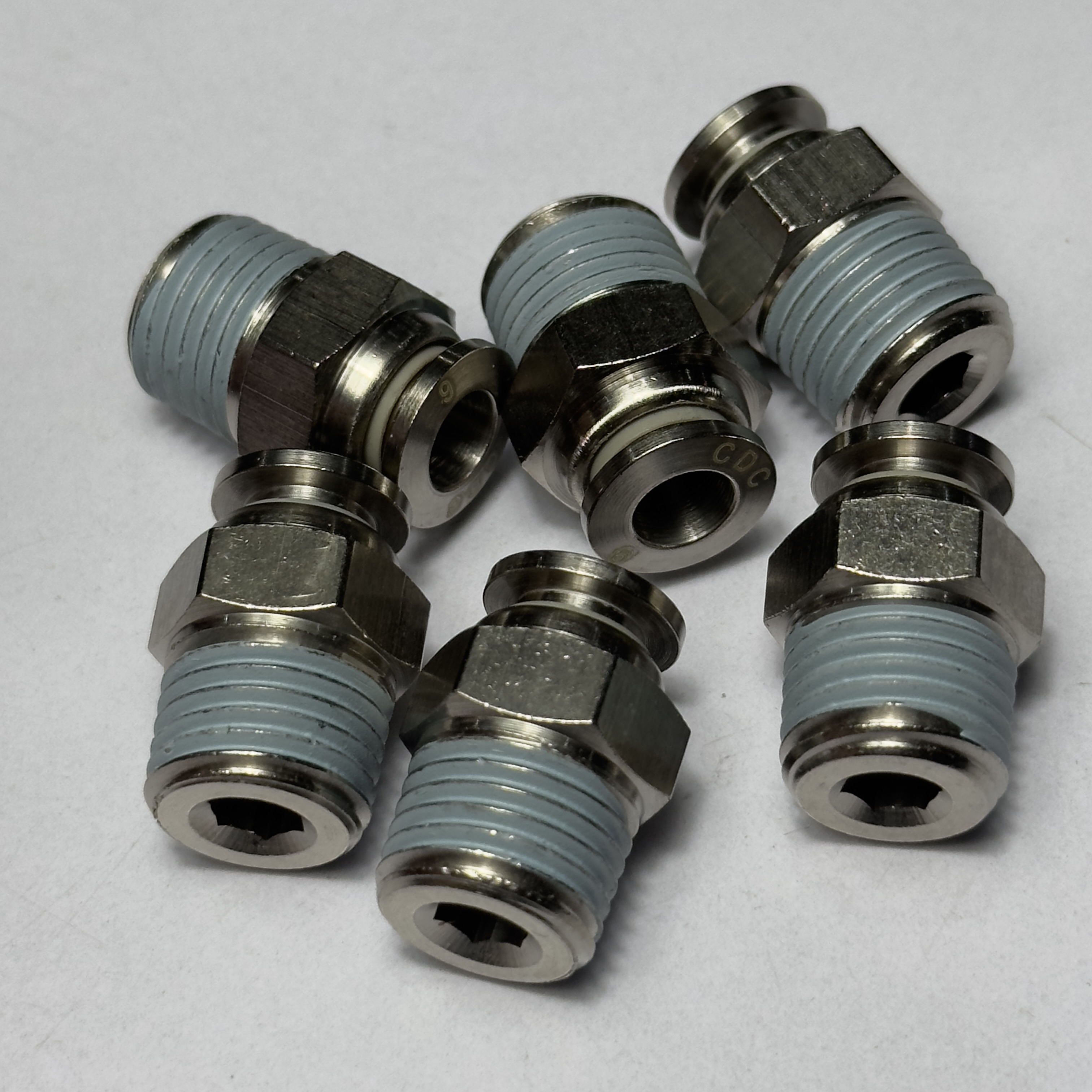 Hình ảnh cận cảnh Đầu Nối Nhanh Khí Nén Đồng CDC BPC 08R01, làm nổi bật thân đồng thau nguyên khối và lớp mạ niken sáng bóng, kết hợp ống 8mm và ren 1/8 inch