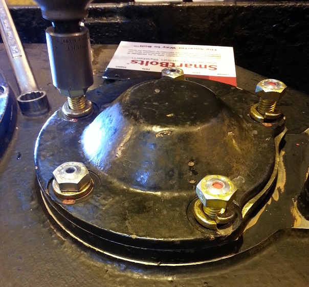 Công nghiệp Dầu khí/Hóa chất: Lắp đặt mặt bích (flanges) và các khớp nối trên đường ống lớn, cần chiều dài 60mm để đi qua các lớp đệm lót (gasket) cách nhiệt, cách điện dày.